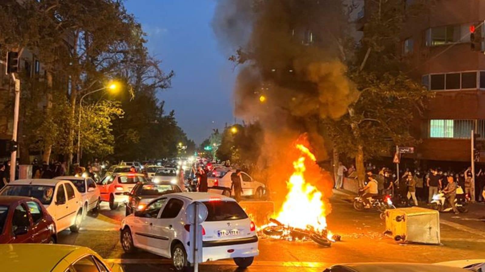 ईरान ने यूके और नॉर्वेजियन दूतों को अशांति के रूप में समन किया