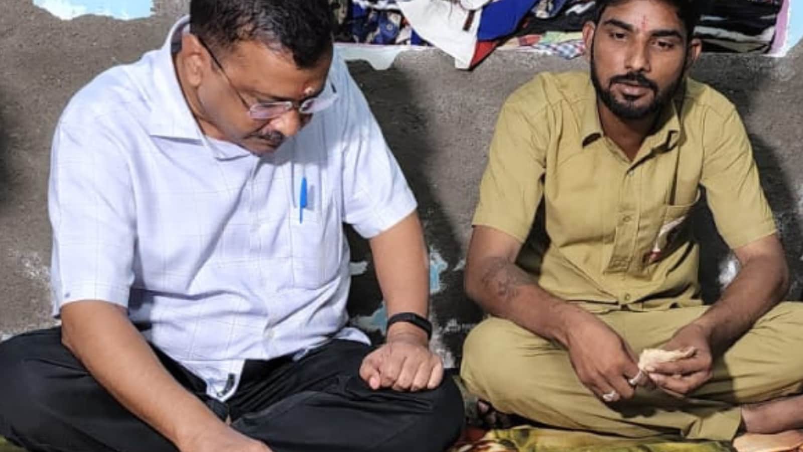 केजरीवाल का गुजरात ऑटो चालक के घर का दौरा पुलिस ने कुछ देर के लिए रोका;  आप नेता ने कहा, ‘अपनी सुरक्षा नहीं चाहिए’