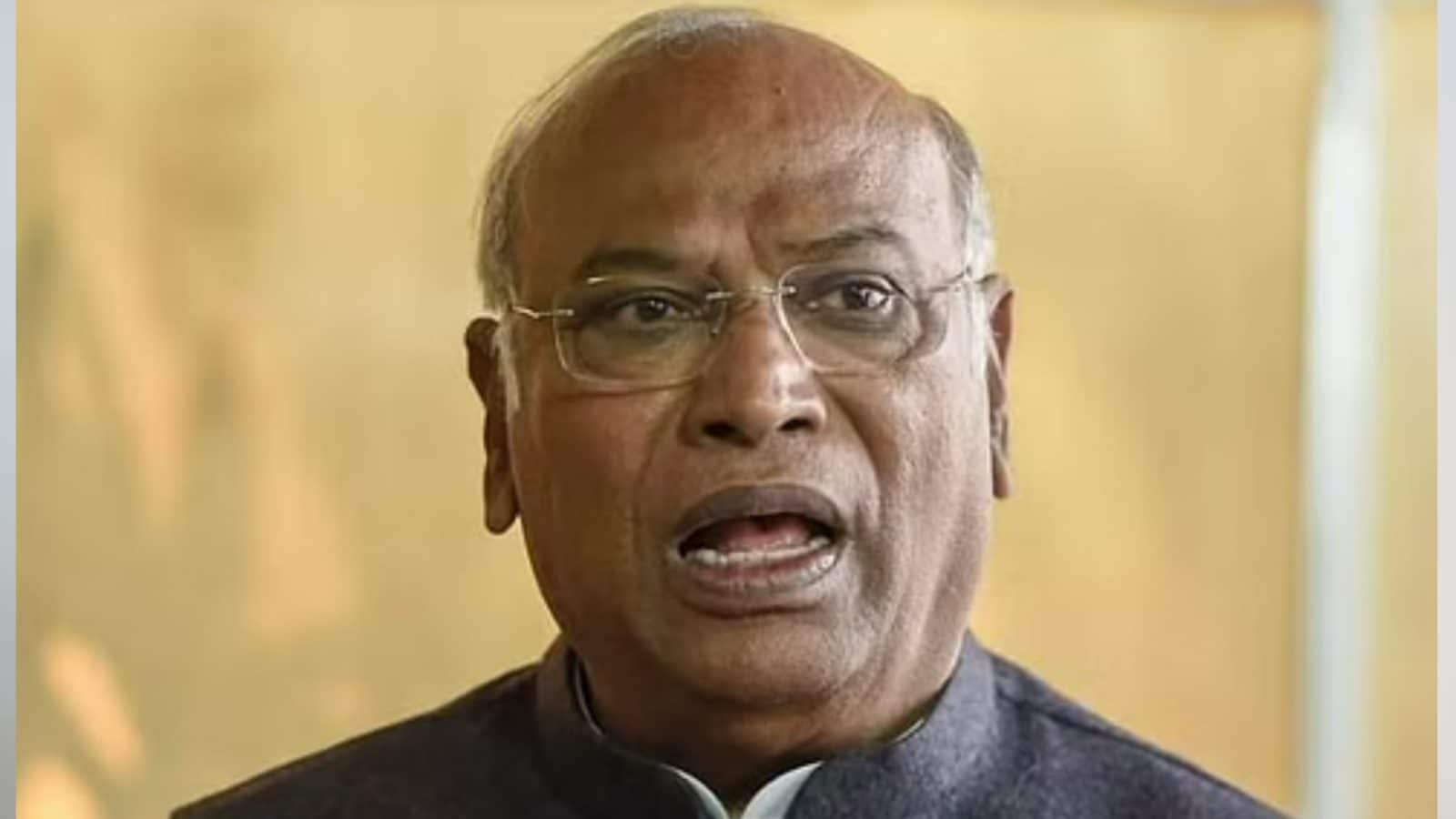 सामूहिक नेतृत्व में विश्वास, कांग्रेस अध्यक्ष चुने जाने पर सोनिया, राहुल से सलाह लेंगे: खड़गे